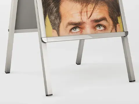 Dvipusis A formos reklaminis stovas - su spauda