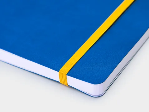 Mėlyno A5 savaitinio kalendoriaus su geltona elastine gumele stambus planas