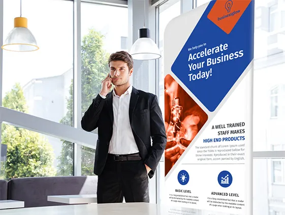 Tekstilinis reklaminis stendas su spauda moderniame biure šalia stovinčio vyro