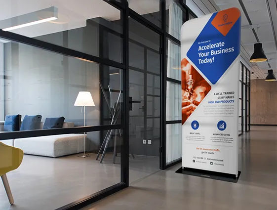Tekstilinis reklaminis stendas su spauda moderniame biure